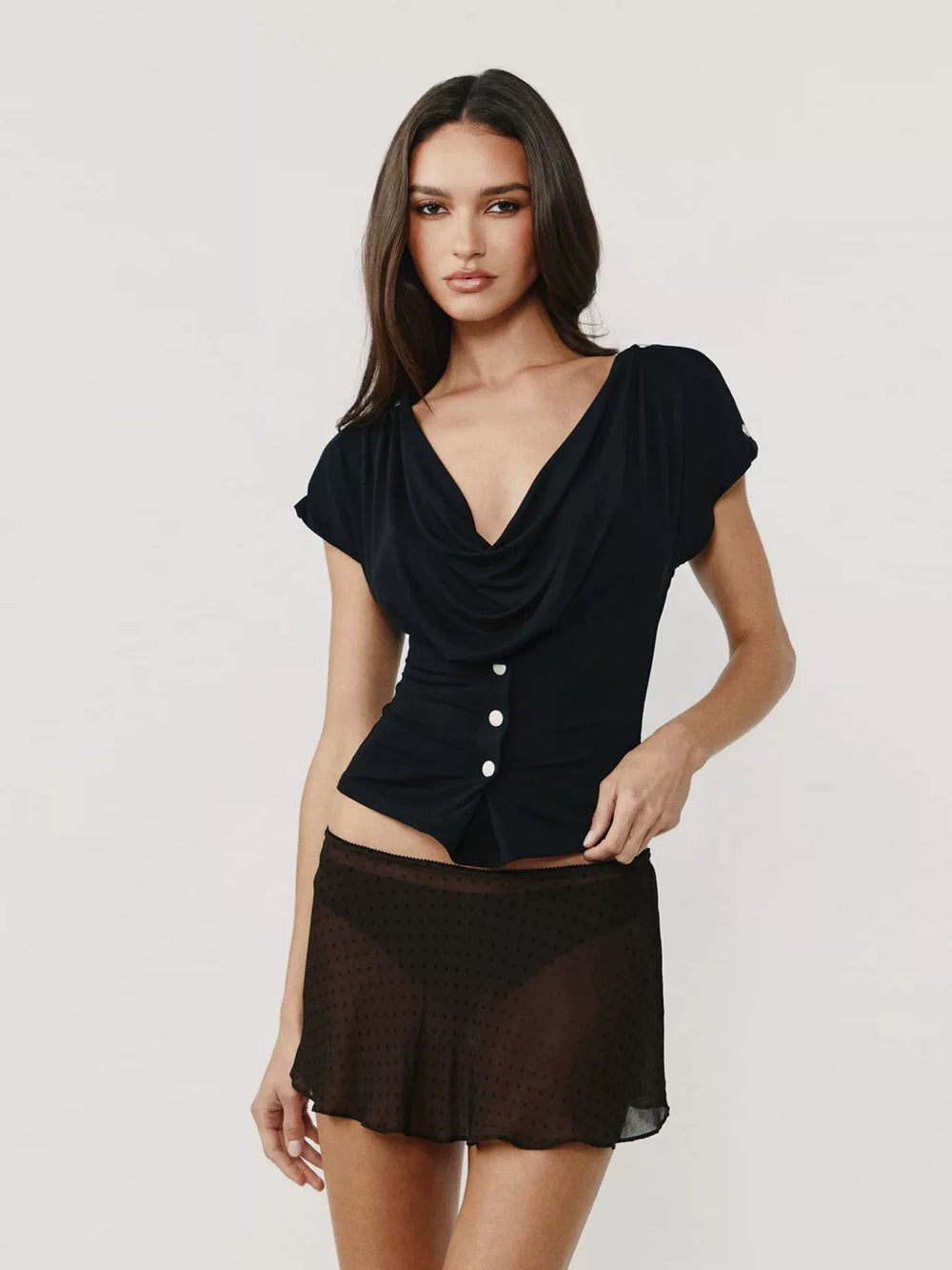 With Jean's off white swing collar waist T-shirt, black one shoulder irregular cut short sleeved top