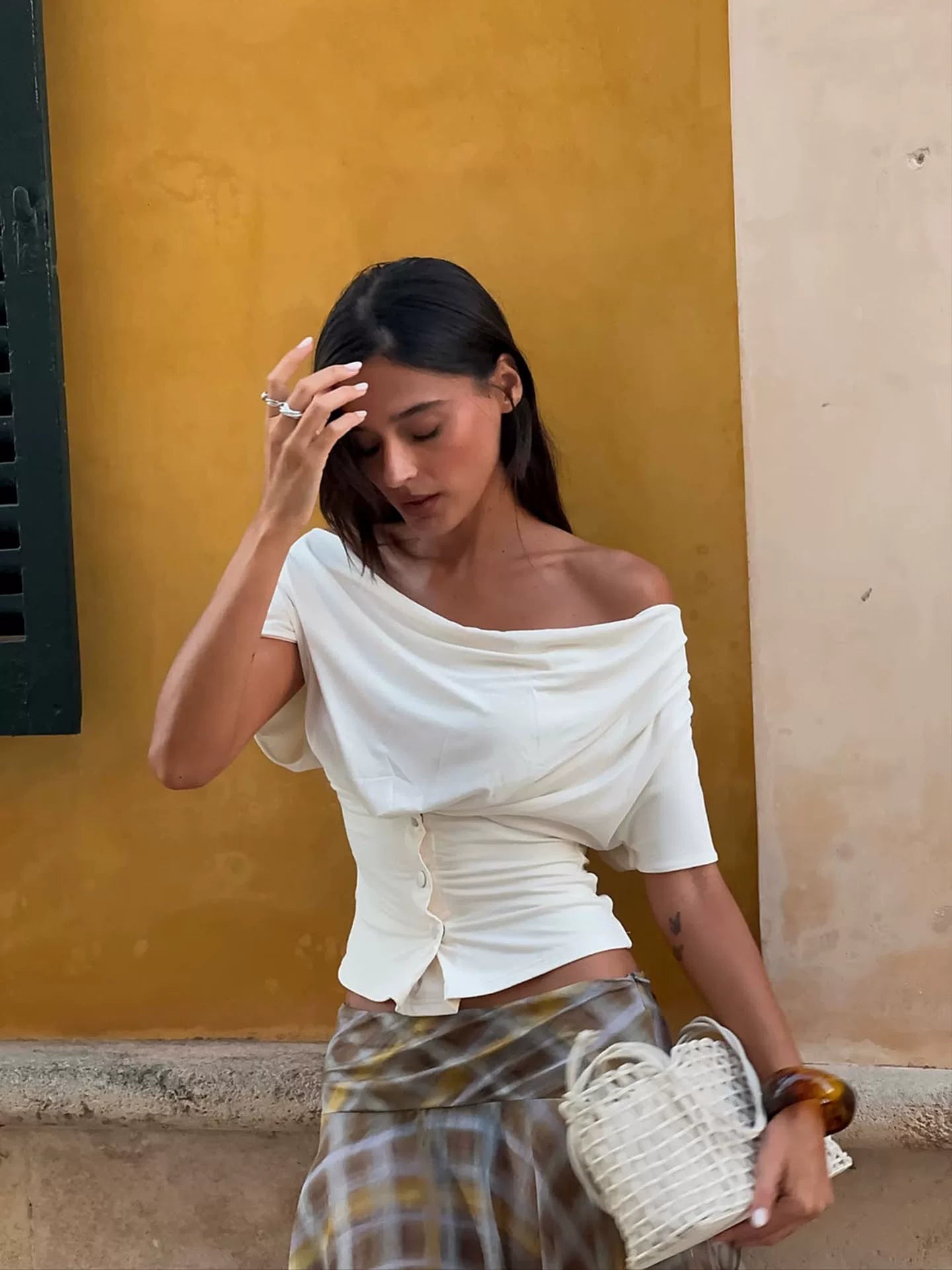 With Jean's off white swing collar waist T-shirt, black one shoulder irregular cut short sleeved top